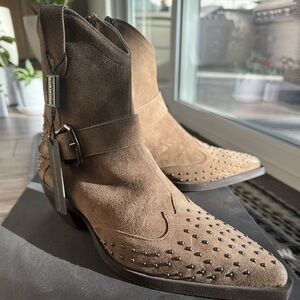 The perfect Fall boot! Trending style right now